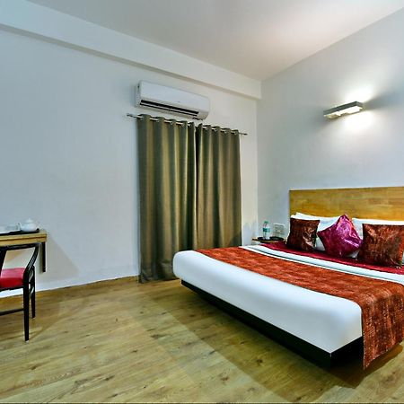 נוידה Divine Inn Couple Friendly Hotel Near Sector 51 Metro Station מראה חיצוני תמונה