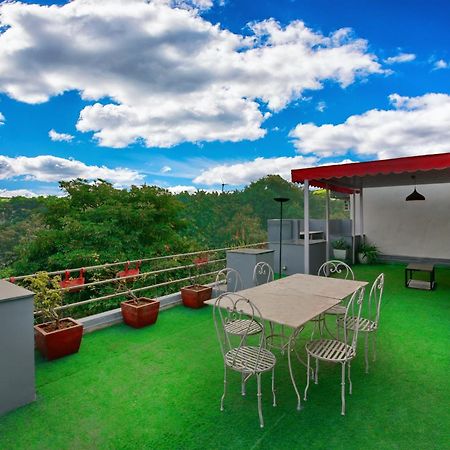 נוידה Divine Inn Couple Friendly Hotel Near Sector 51 Metro Station מראה חיצוני תמונה