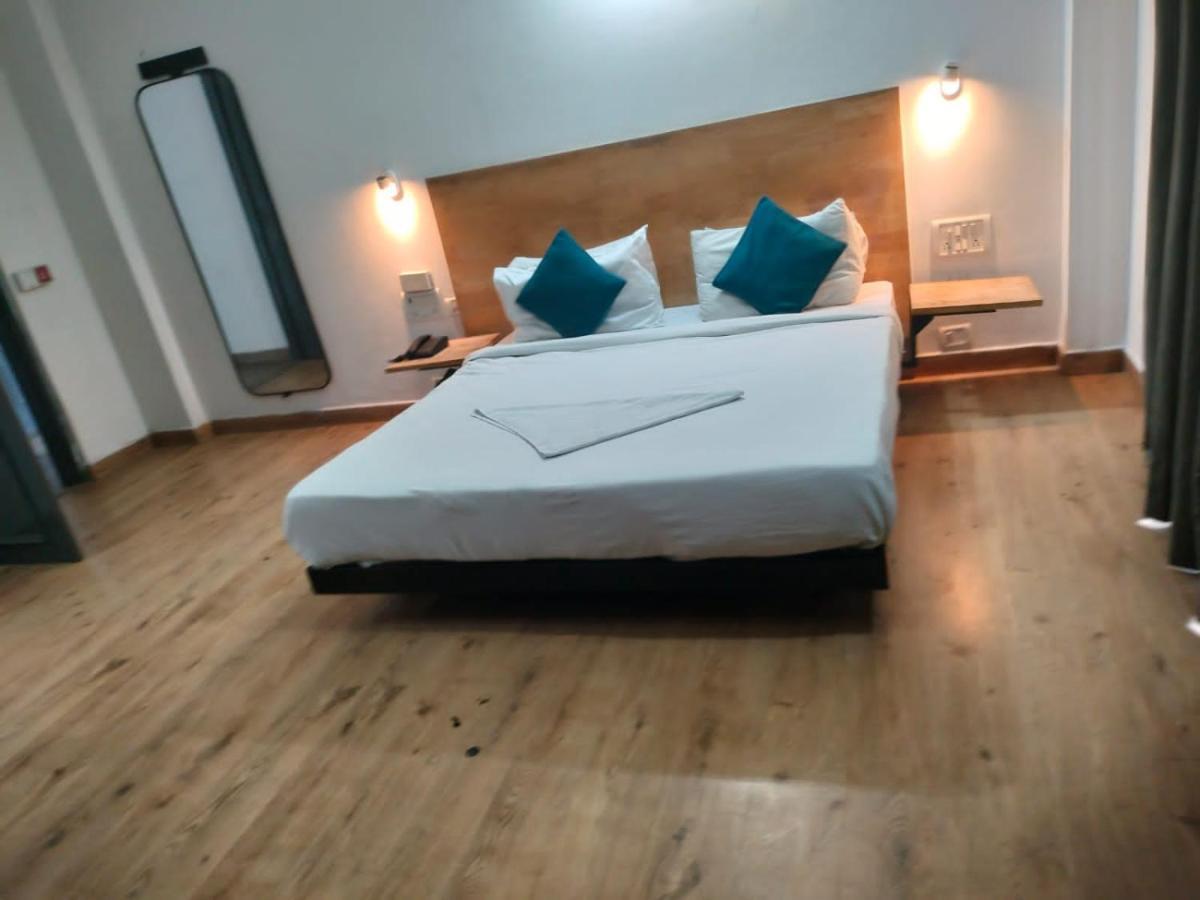 נוידה Divine Inn Couple Friendly Hotel Near Sector 51 Metro Station מראה חיצוני תמונה