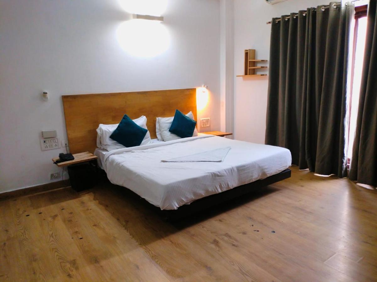 נוידה Divine Inn Couple Friendly Hotel Near Sector 51 Metro Station מראה חיצוני תמונה