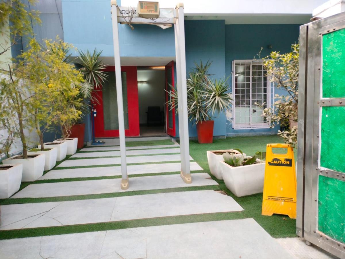 נוידה Divine Inn Couple Friendly Hotel Near Sector 51 Metro Station מראה חיצוני תמונה
