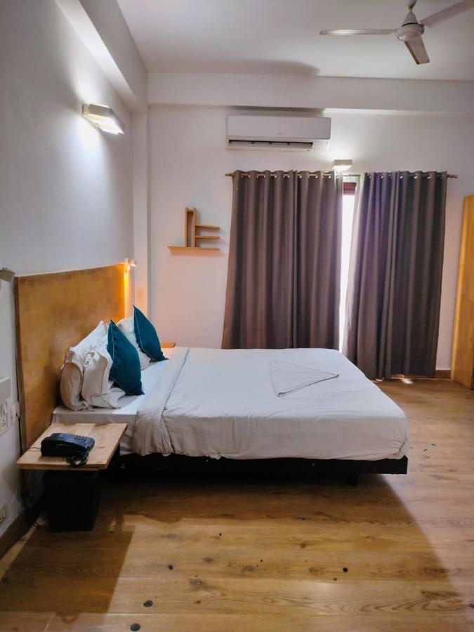 נוידה Divine Inn Couple Friendly Hotel Near Sector 51 Metro Station מראה חיצוני תמונה