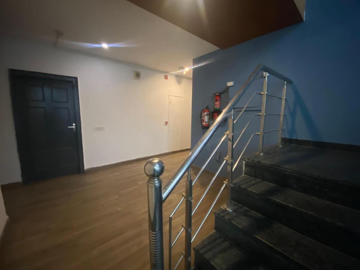 נוידה Divine Inn Couple Friendly Hotel Near Sector 51 Metro Station מראה חיצוני תמונה