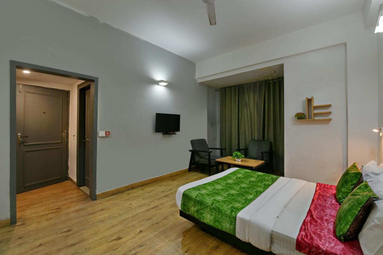 נוידה Divine Inn Couple Friendly Hotel Near Sector 51 Metro Station מראה חיצוני תמונה