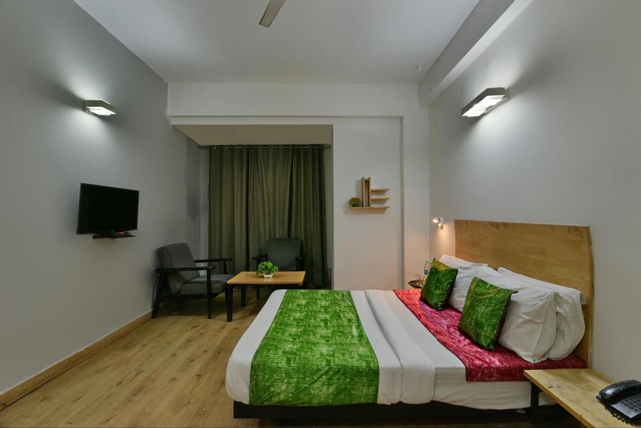 נוידה Divine Inn Couple Friendly Hotel Near Sector 51 Metro Station מראה חיצוני תמונה