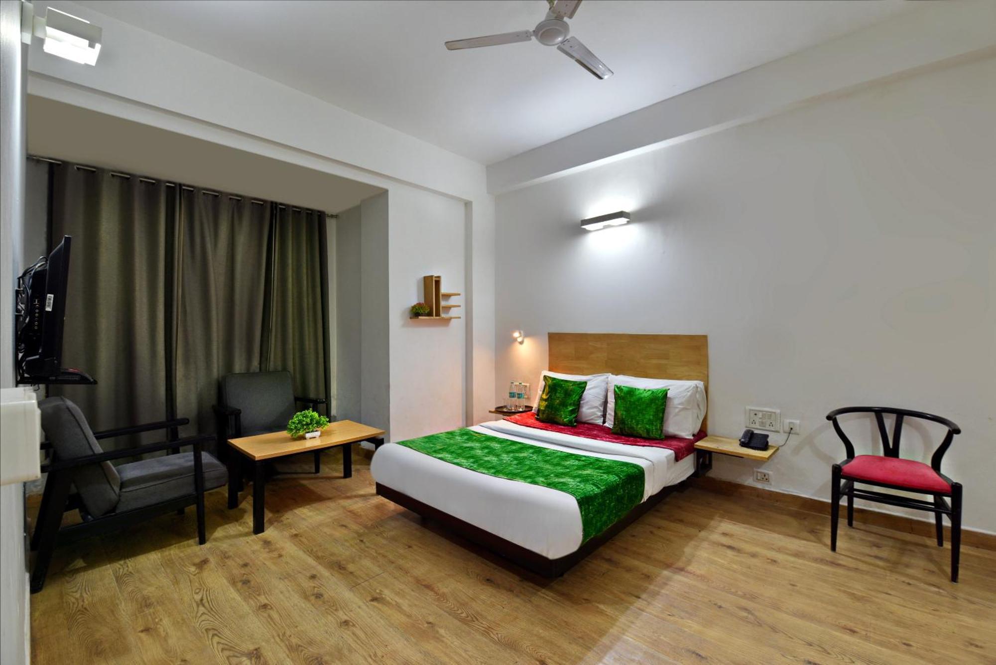 נוידה Divine Inn Couple Friendly Hotel Near Sector 51 Metro Station מראה חיצוני תמונה